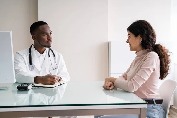 Doctor Discussiëren Met Vrouwelijke Patiënt Kliniek — Stockfoto