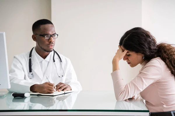 Médico Discutiendo Con Paciente Femenina Clínica — Foto de Stock