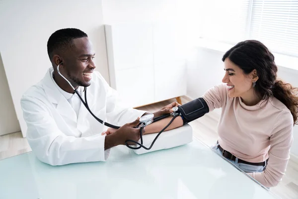 Primo Piano Del Medico Misurazione Della Pressione Sanguigna Dei Pazienti — Foto Stock