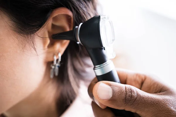 Női Orvos Közelkép Beteg Fülének Vizsgálata Otoszkóppal — Stock Fotó
