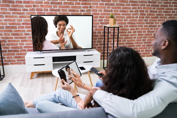 Couple Streaming Movie Tablet Using Wireless Connection — Stock Photo, Image