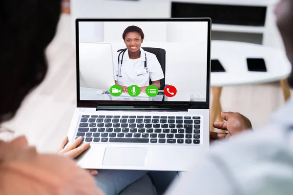 Casal Ter Vídeo Chat Com Médico Laptop Casa — Fotografia de Stock