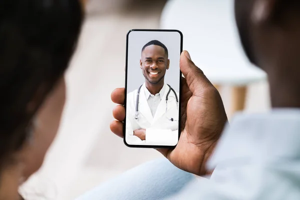 Par Som Har Videochatt Med Läkare Mobiltelefon Hemma — Stockfoto