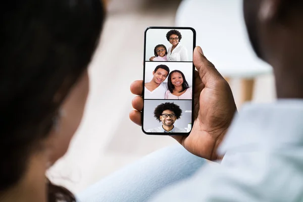 Pareja Videoconferencias Con Amigos Teléfono Móvil — Foto de Stock