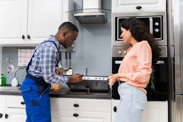 Mujer Mirando Soldado Uniforme Que Fija Estufa Inducción Cocina — Foto de Stock