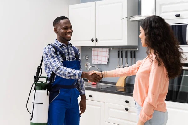 Mujer Feliz Joven Trabajador Control Plagas Estrechando Las Manos Uno — Foto de Stock