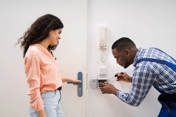 Nahaufnahme Von Heimwerker Installiert Sicherheitssystem Der Nähe Der Türwand Während — Stockfoto