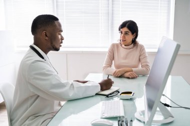 Doktor Klinikteki Kadın Hastayla Tartışıyor