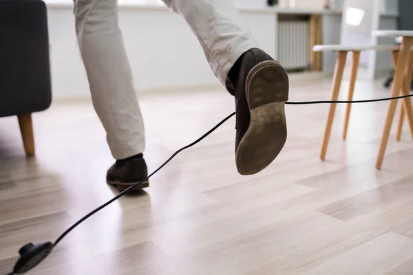 Primer Plano Hombre Piernas Tropezando Con Cable Eléctrico Casa —  Fotos de Stock