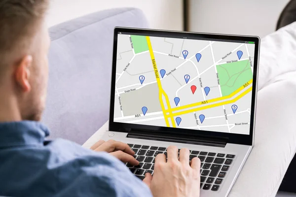 Nahaufnahme Eines Mannes Der Gps Karte Mit Navigationszeigern Auf Laptop — Stockfoto