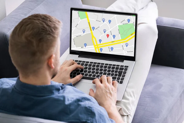 Närbild Man Som Använder Gps Karta Med Navigeringspunkter Laptop — Stockfoto