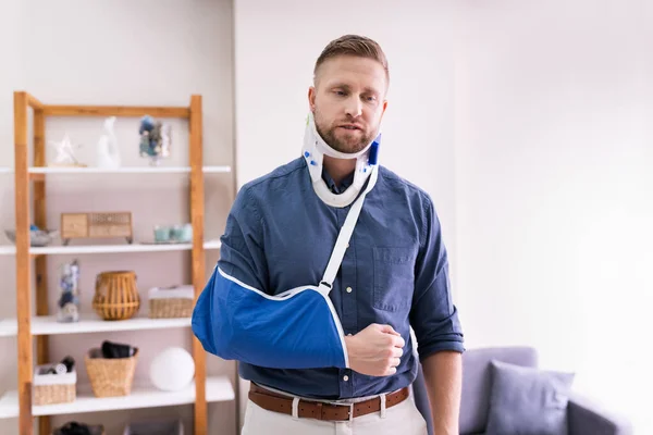 Man Fractured Hand Whiplash Pain Home — Stock Photo, Image