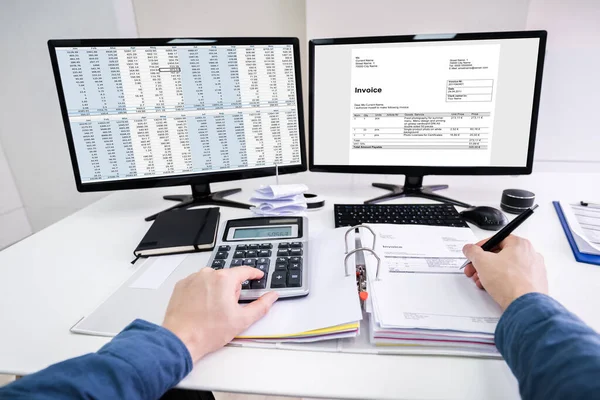 Jovem Empresário Calculando Bill Com Computador Laptop Mesa — Fotografia de Stock