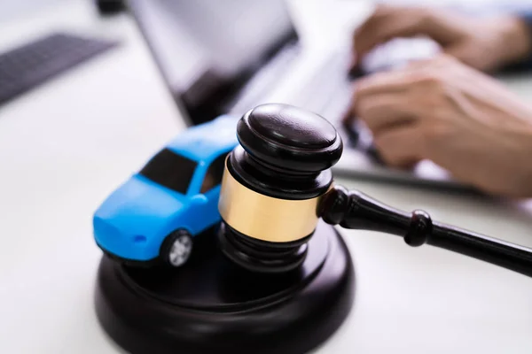 Close Mallet Gavel Blue Toy Car Front Person Using Laptop — Stock Photo, Image