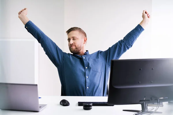 Primo Piano Giovane Imprenditore Che Allunga Braccia Sul Posto Lavoro — Foto Stock