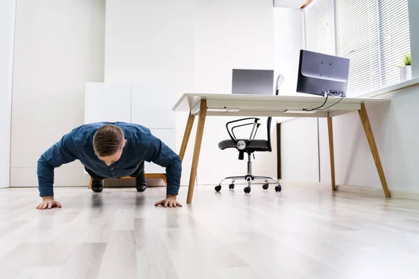 Zakenman Doet Duw Omhoog Hardhouten Vloer Kantoor — Stockfoto