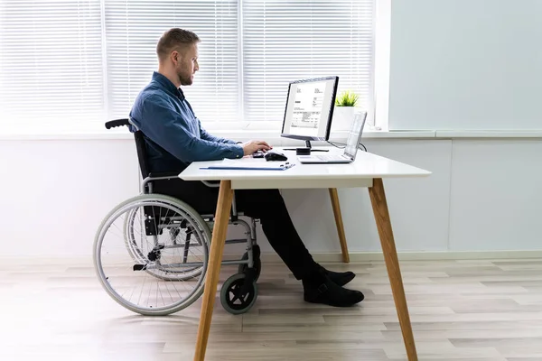 Empresario Discapacitado Sentado Silla Ruedas Usando Computadora Oficina — Foto de Stock