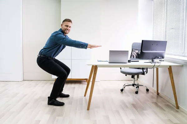 Sorridente Giovane Imprenditore Fare Sit Sul Posto Lavoro — Foto Stock