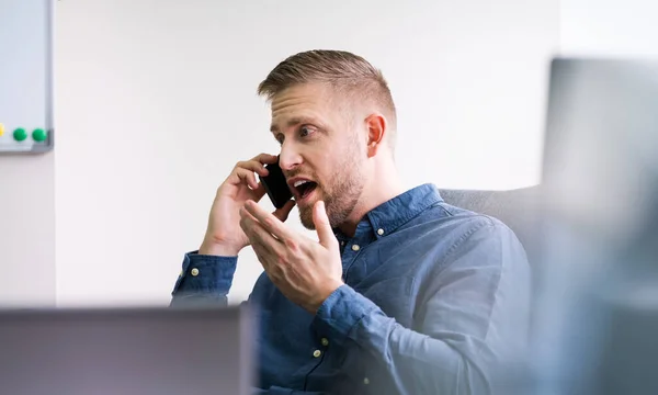 怒っている男はオフィスで電話で叫ぶ — ストック写真