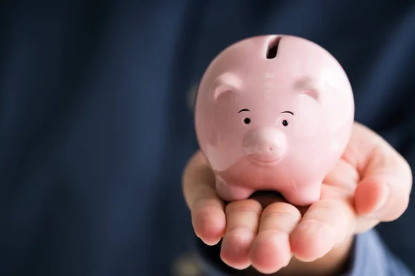 Muž Držící Piggy Bank Koncepce Investování Peněz — Stock fotografie