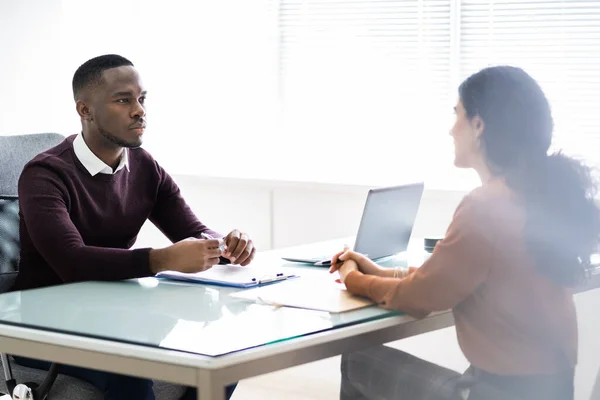 Zwei Geschäftsleute Reden Büro Miteinander — Stockfoto