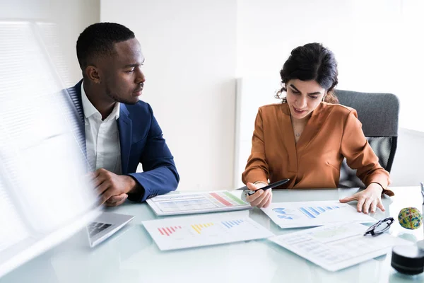 Zugeschnittenes Bild Einer Geschäftsfrau Die Schreibtisch Büro Auf Grafik Schreibt — Stockfoto