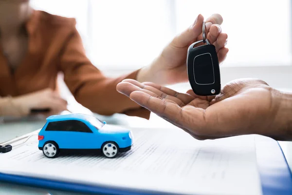 Remise Des Clés Voiture Après Signature Accord Prêt Voiture — Photo