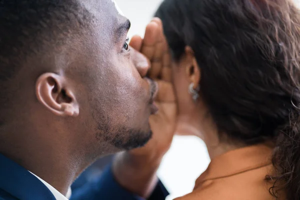 Großaufnahme Eines Geschäftsmannes Der Der Partnerin Ins Ohr Flüstert — Stockfoto