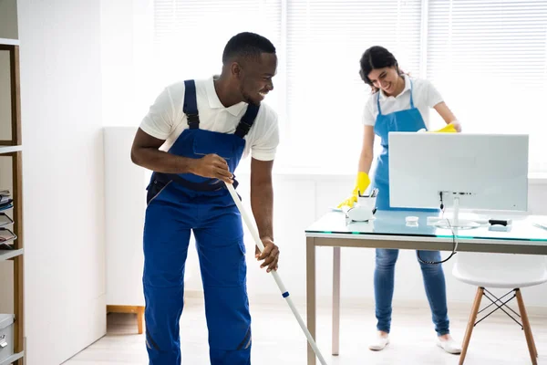 Limpiadores Para Hombres Mujeres Jóvenes Oficina Limpieza —  Fotos de Stock
