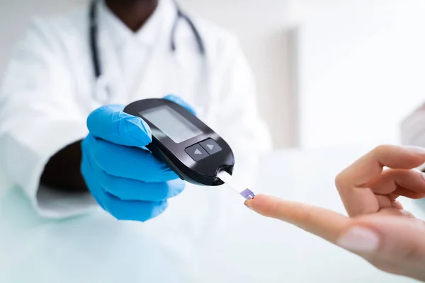 Close Doctor Measuring Sugar Reading Patient Glucometer — Stock Photo, Image