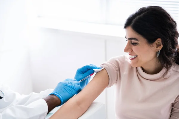 Arzt Spritzt Patientin Hand Mit Coronavirus Impfstoff — Stockfoto