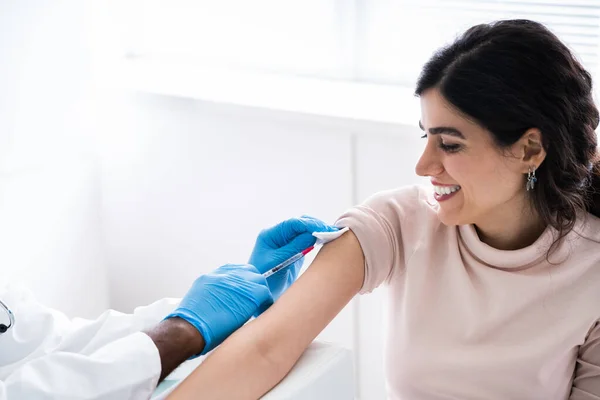 Mão Médico Injetando Paciente Com Vacina Contra Coronavírus — Fotografia de Stock