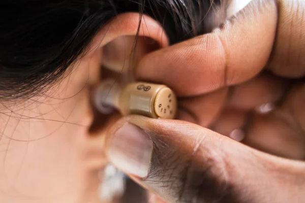 Cropped Image Doctor Invoegen Van Gehoorapparaat Het Oor Van Vrouw — Stockfoto