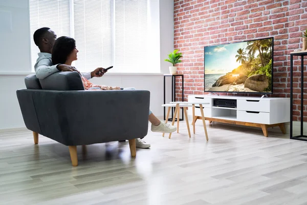 Vista Trasera Una Pareja Viendo Películas Televisión Casa — Foto de Stock