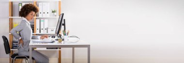 Ofiste otururken sırtımdan yaralandım.