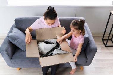 Mutlu Kadın ve Çocuk Çevrimiçi Dükkan 'dan Paket Açtı