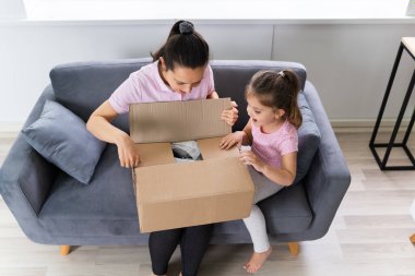 Mutlu Kadın ve Çocuk Çevrimiçi Dükkan 'dan Paket Açtı