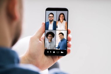 Business inessperson 'un Cep Telefonundaki Erkek Meslektaşla Görüntülü Sohbeti