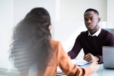 Bayan Yönetici Ofiste Genç Bir Erkek Başvuruyu Sorguluyor