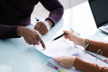 Genç Finansal Danışman, İşyerindeki Müşterisiyle Faturayı Tartışıyor