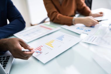 Ofisteki grafiğe yazı yazan iş kadınının kırpılmış resmi 