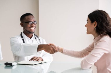 Doktor Klinikteki Kadın Hastayı Selamlıyor