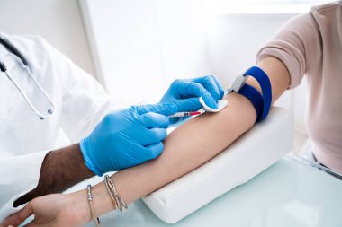 Yakın çekim, erkek doktor erkek hasta kan örneği toplamak için şırınga ile enjekte