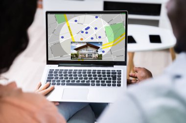 Ofisteki dizüstü bilgisayarında GPS haritası olan bir kişinin yakın plan görüntüsü