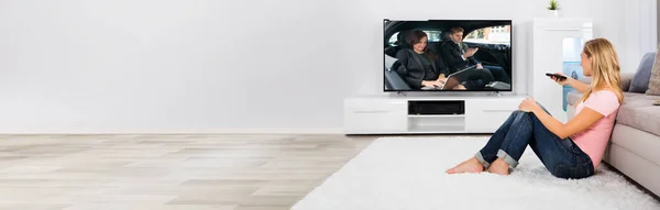 Femme Regardant Télévision Dans Salon Tapis — Photo