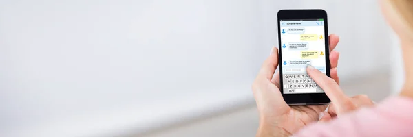 Osoba Trzymająca Telefon Komórkowy Ręku Wysyłająca Smsy — Zdjęcie stockowe