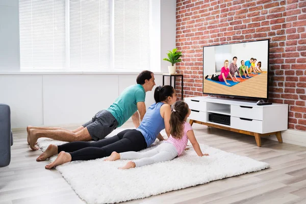 Fit Family Doing Home Online Fitness Ćwiczenia Nowy Telewizor — Zdjęcie stockowe