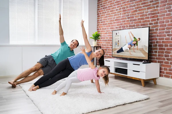 Ajuste Família Que Faz Exercício Casa Linha Prancha Aptidão — Fotografia de Stock