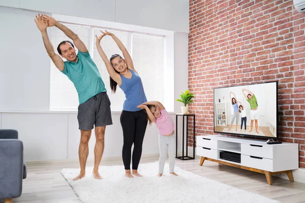 Aile Evde Çevrimiçi Uzatma Yogası Egzersizi Yapıyor — Stok fotoğraf