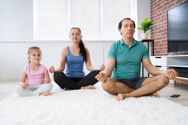 Famiglia Pratica Meditazione Yoga Felice Casa — Foto Stock